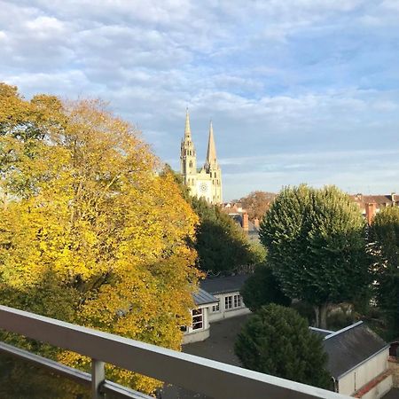 Appartement Avec Parking Et Balcon Vue Cathedrale Chartres Bagian luar foto
