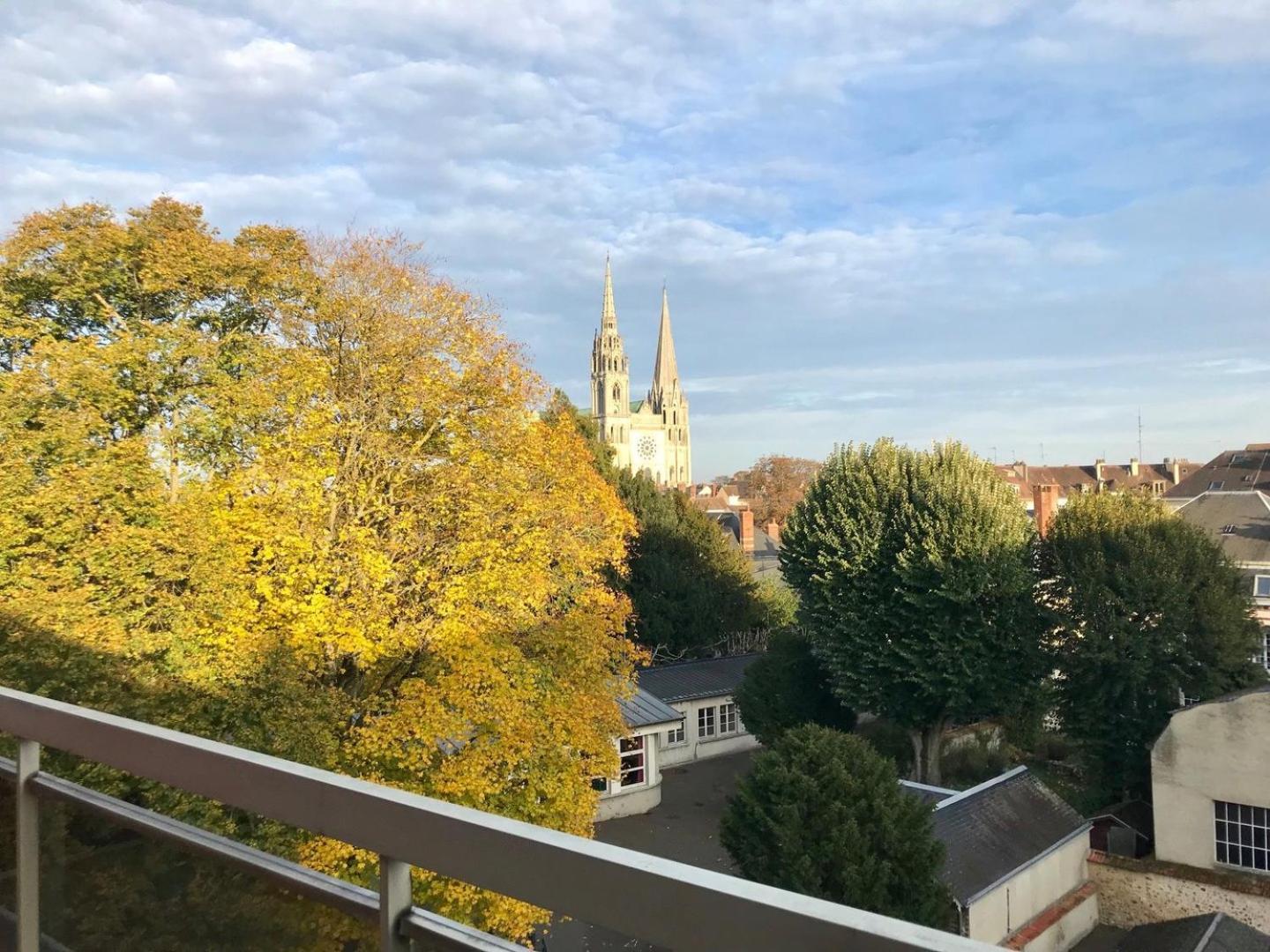 Appartement Avec Parking Et Balcon Vue Cathedrale Chartres Bagian luar foto